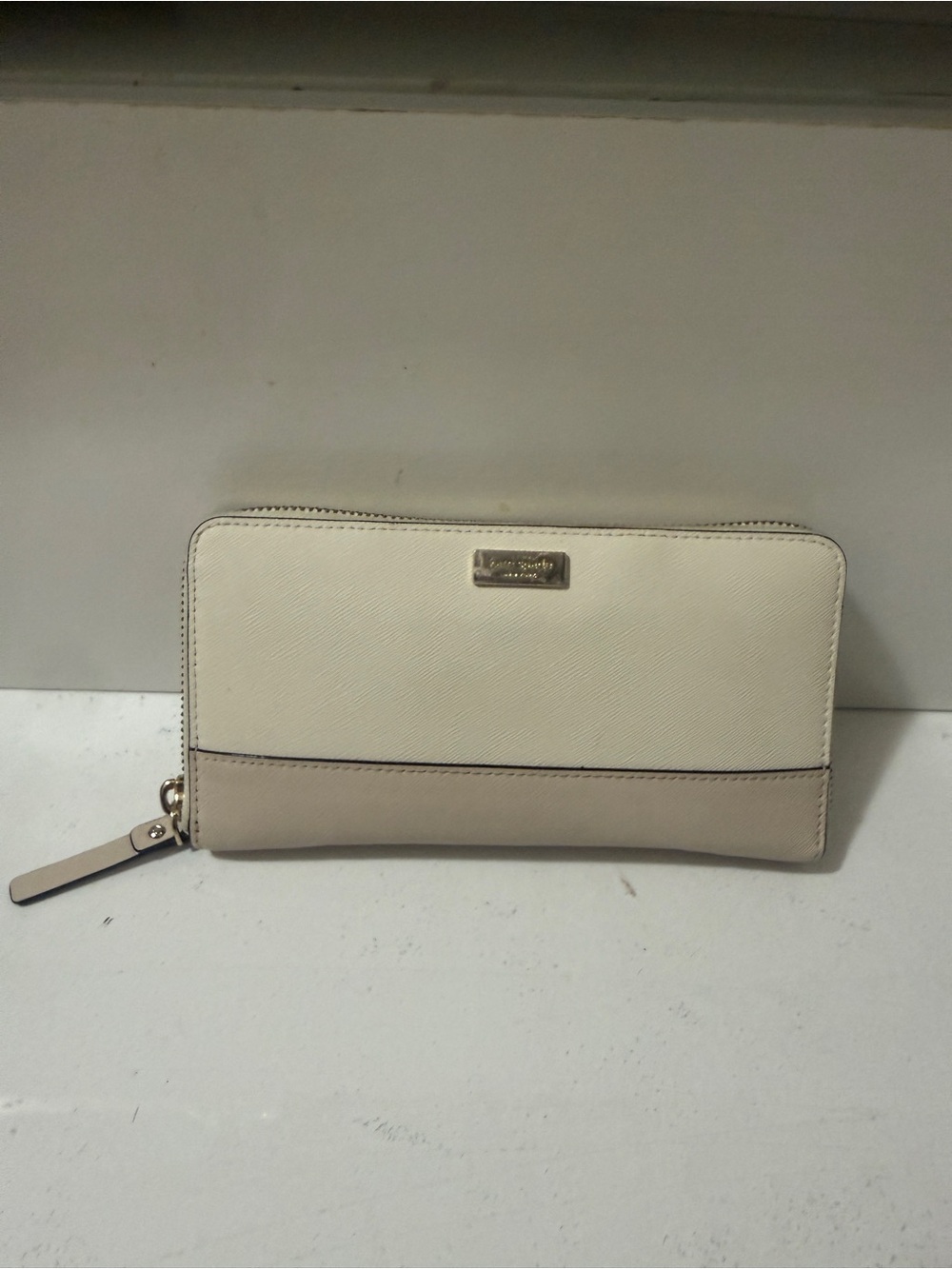 Kate Spade Cream and Beige Zip Wallet in excellent conditions